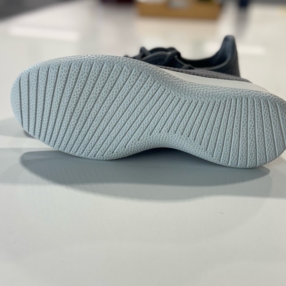 Allbirds Women’s Tree Runners. Classic Mist Color. Size 7 - Picture 4 of 6
